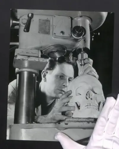 Fotografie Helmut Raddatz, Berlin-Weissensee, Medizinische Herstellung menschlicher Schädel, Anatomie, 23 x 27cm