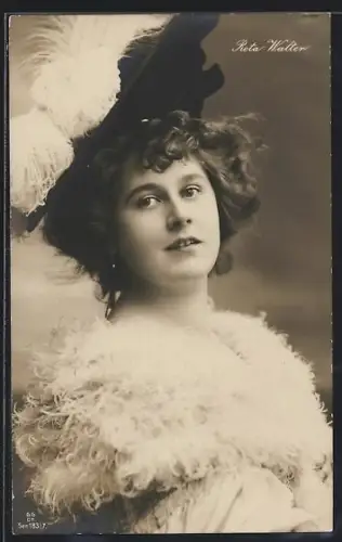 AK Schauspielerin Reta Walter mit Hut u. Federboa
