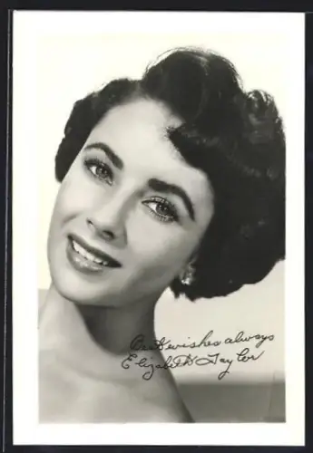 AK Schauspielerin Elizabeth Taylor mit lächelndem Gesicht, Autogramm