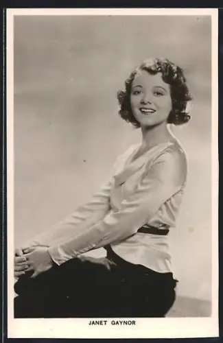 AK Schauspielerin Janet Gaynor im Kostüm in die Kamera lächelnd