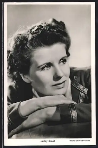 AK Schauspielerin Lesley Brook mit aufgestütztem Kopf