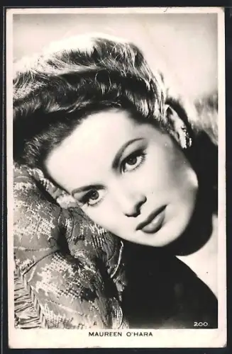 AK Schauspielerin Maureen O`Hara in Gedanken versunken