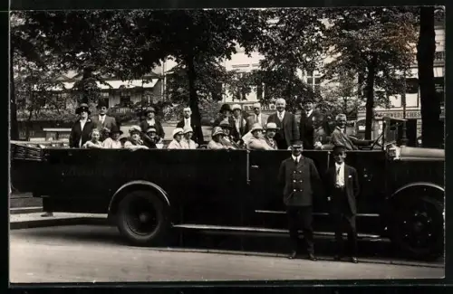 AK Berlin, Thien`s Berolina-Rundfahrten, Inh. F. Lohrer, Unter den Linden 23, Offener Omnibus mit Reisegruppe