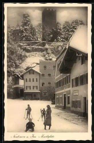 AK Neubeuern am Inn, Marktplatz im Winter, Turm, Rodelschlitten, Ski