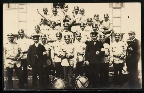 Foto-AK Feuerwehrleute mit Trommeln, Gruppenbild