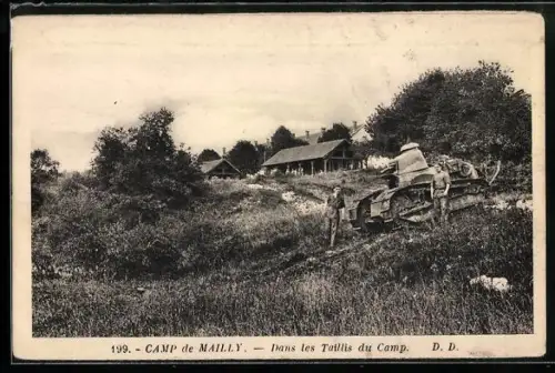 AK Camp de Mailly, Dans les Taillis du Camp, Soldaten mit Panzer
