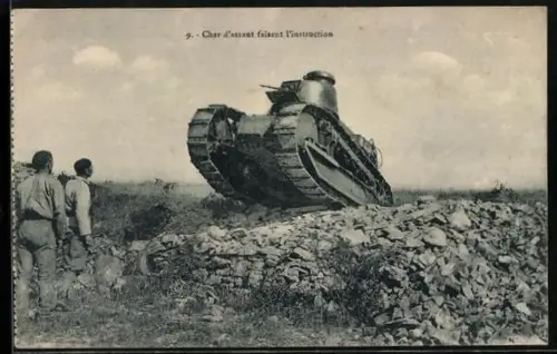 AK Char d`assaut faisant l`instruction, Soldaten mit Panzer