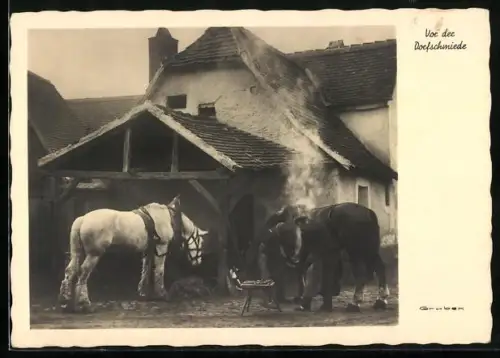 AK Vor der Dorfschmiede, Schmied beschlägt ein Pferd