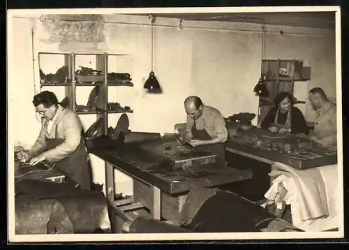 Foto-AK Schuhmacher in der Werkstatt bei der Arbeit