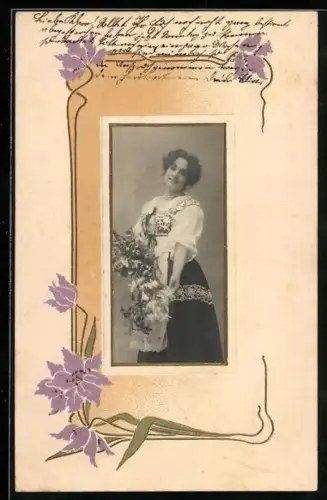 Foto-Collage-AK Hübsche Frau in Tracht mit Blumen, gerahmt von Blumen