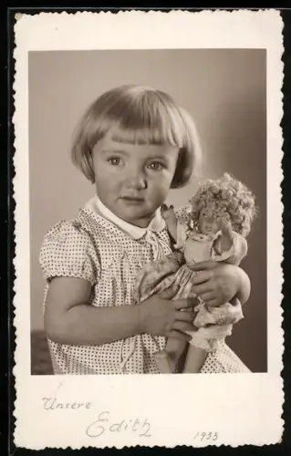 Foto-AK Unsere Edith, Mädchen mit Puppe, 1933