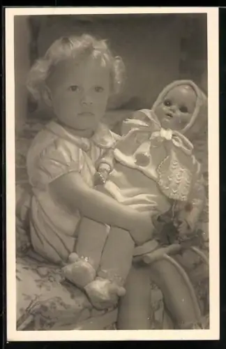 AK Blondes Mädchen mit ihrer Puppe im Arm