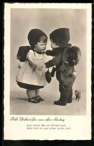 AK Zwei Puppen als ABC-Schützen mit Tornistern, Erster Schultag