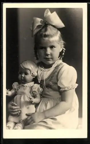 Foto-AK Kleines Mädchen mit Puppe, Haarschleife