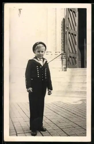 Foto-AK Stolzer Knabe in Marineuniform