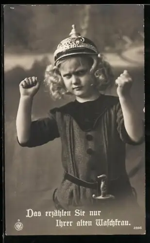 AK Grimmig blickendes Mädchen mit Pickelhelm