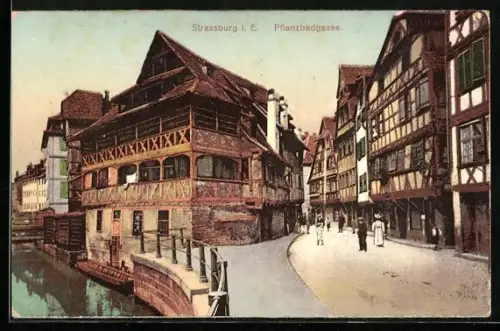 AK Strassburg i. E., Pflanzbadgasse, Passanten vor den Fachwerkhäusern
