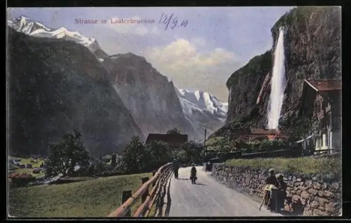 AK Lauterbrunnen, Strassenpartie mit Wasserfall