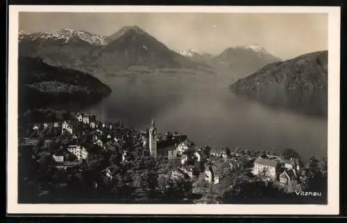 AK Vitznau, Totalansicht mit See und Bergen