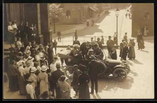 AK Hof i. B., Angehöriger des Roten Kreuzes beim Einsteigen in Automobil vor der St. Marien Kirche