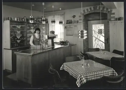 AK Wurzbach, Gasthaus Heinrichshütte, Innenansicht mit Theke und Bedienung