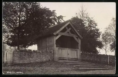 AK Woolhope, Hölzerne Kapelle mit Mauer
