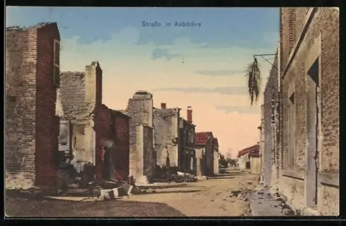 AK Aubérive, Strassenpartie mit zerstörten Gebäuden