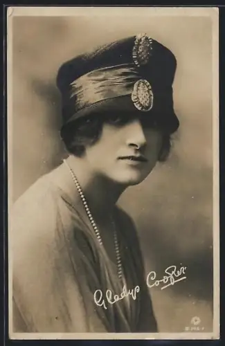 AK Schauspielerin Gladys Cooper mit Hut und langer Perlenkette