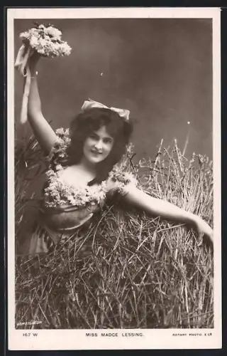 AK Schauspielerin Madge Lessing im Kornfeld mit einem Blütenkleid und Blumenstrauss