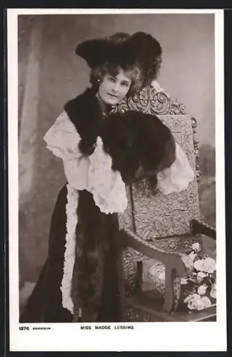 AK Schauspielerin Madge Lessing hinter einem Stuhl stehend mit Pelzmütze, Pelzschal und Pelzhandwärmer