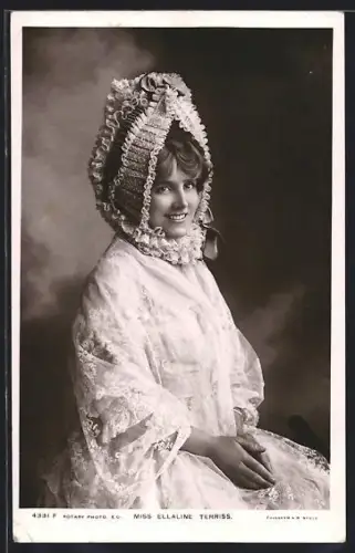 AK Schauspielerin Ellaine Terriss in einem weissen Kleid und Kopfschmuck, sitzend