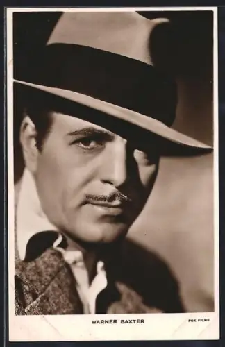 AK Schauspieler Warner Baxter im Portrait mit Hut