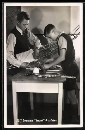 AK Zwei Jungs bauen an einem Modell