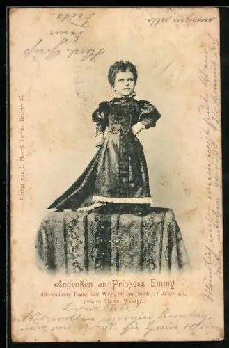 AK Liliputanerin Prinzess Emmy steht auf einem Tisch