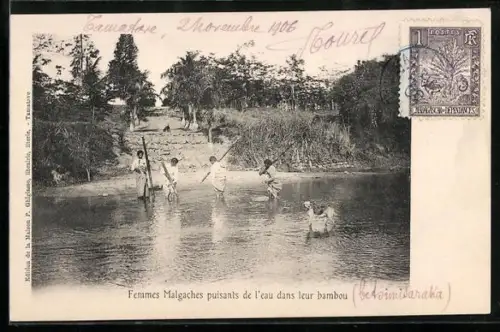 AK Madagascar, Femmes Malgaches puisants de l`eau dans leur bambou