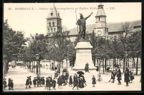 AK Bordeaux, Statue de Vercingétorix et l`Église