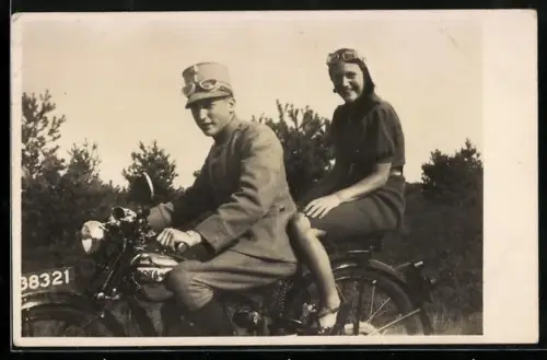 AK Soldat mit Mädchen auf Sparta-Motorrad während einer Ausfahrt