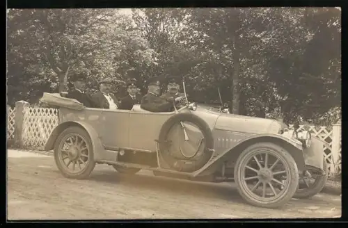 Foto-AK Peugeot-Auto mit Herrengesellschaft vor einer Ausfahrt