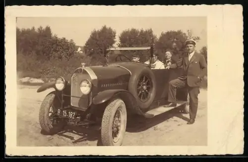 Foto-AK FN-Automobil mit Familie bei einer Ausfahrt, Kennzeichen B 15-182