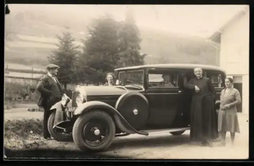 AK Citroen-Automobil mit Dame auf Beifahrersitz und Geistlicher