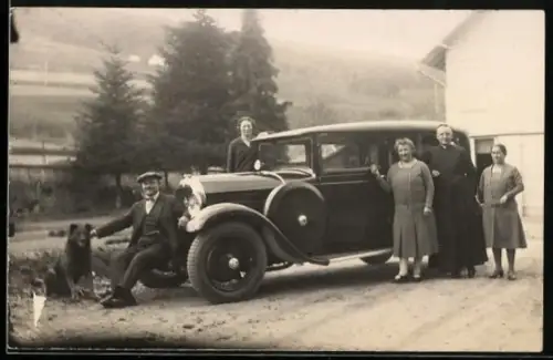 AK Citroen-Automobil mit Gesellschaft und einem Geistlichen