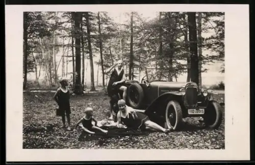 Foto-AK Opel-Automobil mit Kennzeichen IID-9915 und Familie in Badekleidung