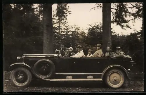 Foto-AK Opel-Automobil mit Gesellschaft bei einer Fahrt im Schwarzwald 1927