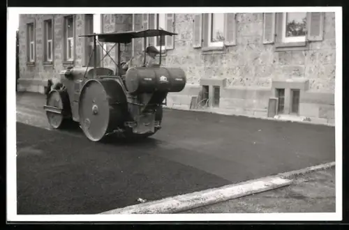 Foto-AK Strassenwalze beim Planieren von Strassenbelag, Strassenbau