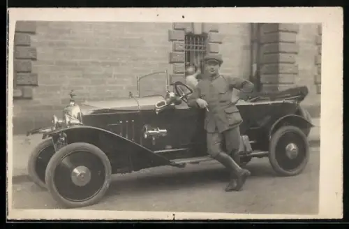 Foto-AK Automobil in Seitenansicht mit lässig daran gelehntem Chauffeur