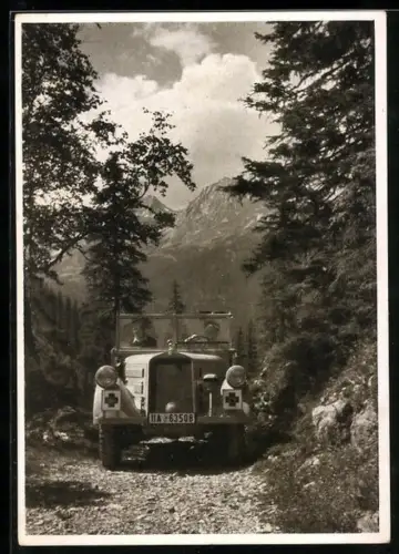 AK Mercedes BW-Geländewagen der deutschen Bergwacht auf der Fahrt zur Unfallstelle, Rotes Kreuz