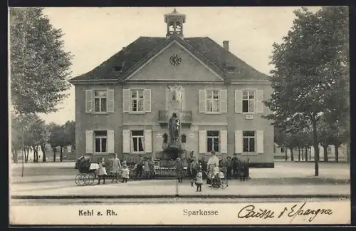 AK Kehl a. Rh., Sparkasse mit Denkmal, Kindergruppe