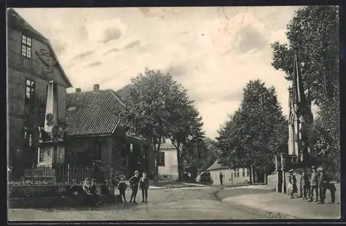AK Fallingbostel, Strassenszene mit Denkmal und Geschäftshaus