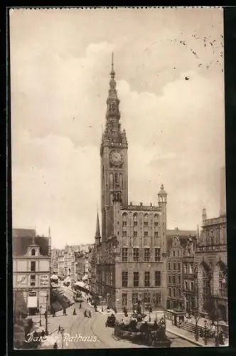 AK Danzig, Rathaus mit Brunnen und Strassenbahn