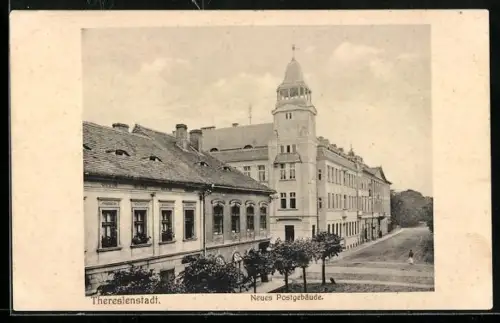 AK Theresienstadt, Neues Postgebäude u. Nachbarhäuser mit Strasse, Ansicht von oben